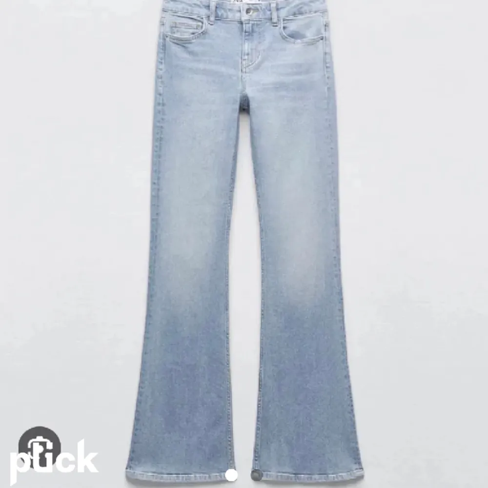 Fina lågmidjade bootcut jeans från Zara, står att de är i strl 40 skulle snarare säga att de passar 38!❤️. Jeans & Byxor.