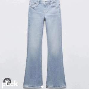 Fina lågmidjade bootcut jeans från Zara, står att de är i strl 40 skulle snarare säga att de passar 38!❤️