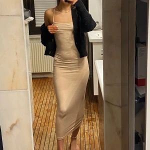 Beige klänning med öppen rygg  - Aldrig använt 