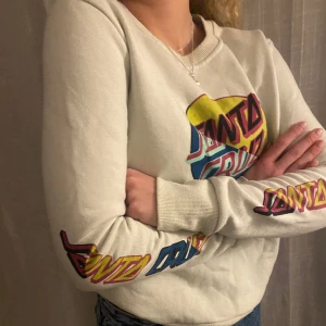 Santa Cruz Sweetshirt - Cool Santa cruz sweetshirt. Använd endast ett fåtal gånger. Fett coolt tryck på ärmarna och bröstet. Lite oklar storlek men skulle säga typ Xs