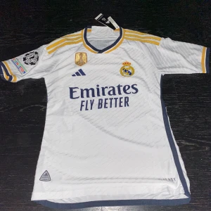 Vini Jr, Real Madrid tröja - Vini Jr, Real Madrid tröja. Säsong 2023/24. Tröjan är helt ny och oanvänd. Player Version, Champions League patch på ärmen, Club World Cup patch på brösten. Hör av er vid frågor!  