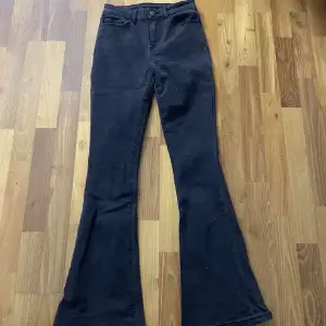 Ett par fina bootcut jeans från vila i väldigt fin kvalite. Nypris: 549kr. Midjemåttet tvärs över är 31cm, mått över låret tvärs över är 20cm och innerbenslängden är 73cm. Kontakta gärna via frågor, pris är diskuterbart💗