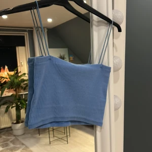 Topp  - Topp från Zara. Kommer ej till användning. Fortfarande bra skick. Frakten betalar köparen själv 