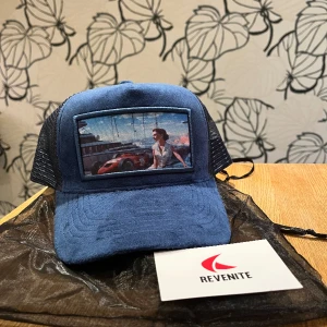 Velvet keps Revenite  - Marinblå velvet keps köpt i somras från Revenite. Kepsen är aldrig använt och påsen ingår.