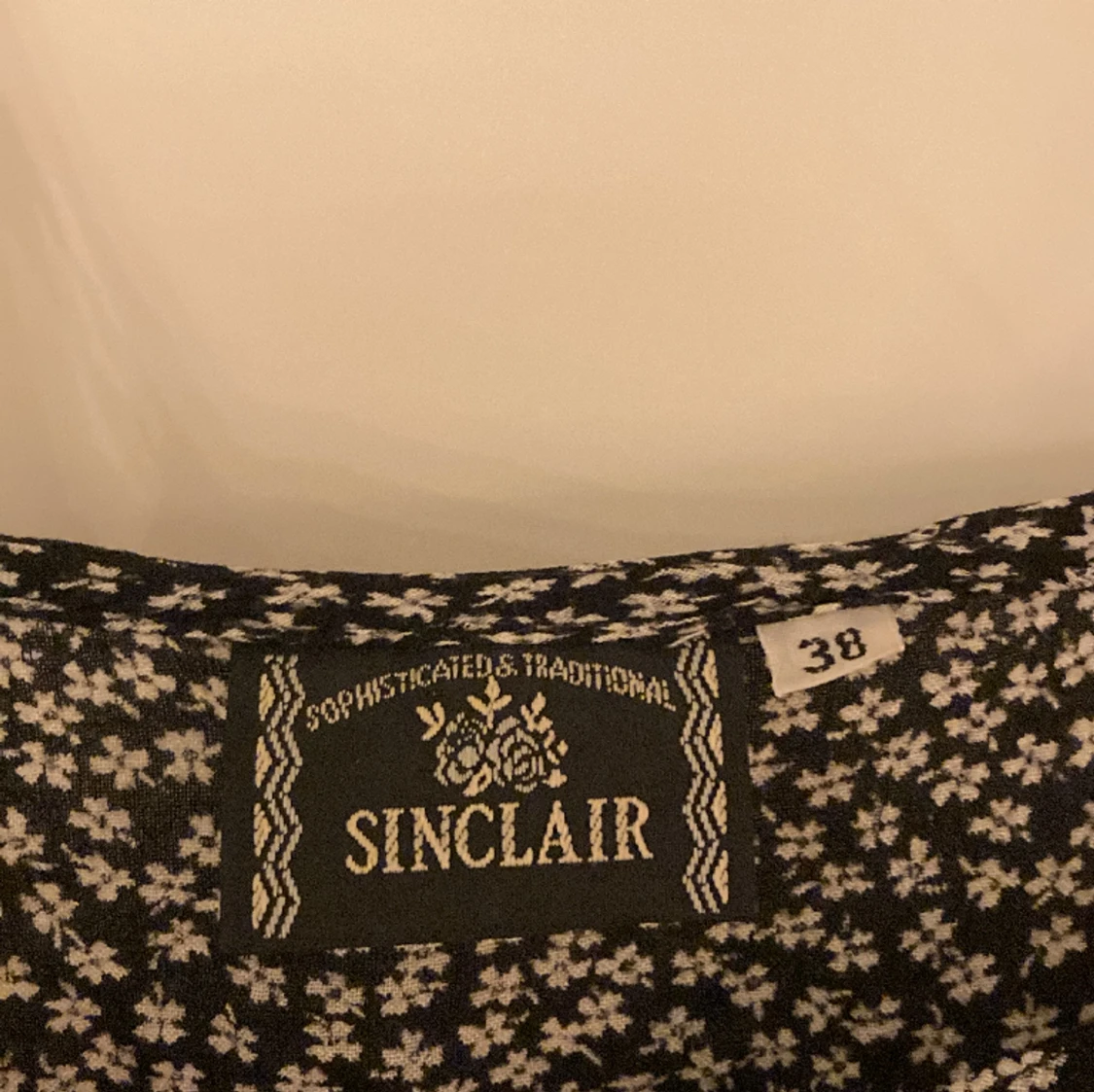 Svart sommarklänning med vita blommor - 91