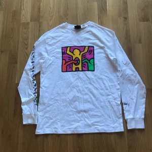 Fin långärmad t-shirt, Keith Haring - Fin långärmad t-shirt, obefintligt använd. Storlek S. Keith Haring design. 