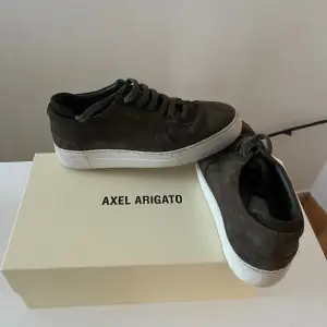 Ett par riktigt snygga skor som blivit för små för mig, aldrig sett någon med ett par Axel arigato skor i den färgen, väldigt snygga och går att matcha med mycket.