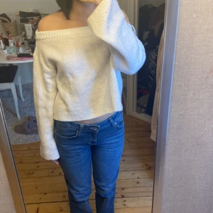 Off- shoulder  - Off shoulder tröja 