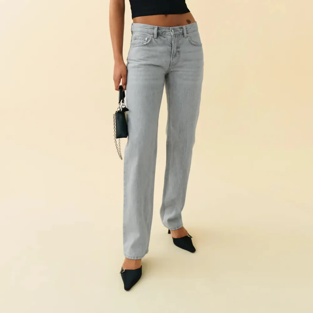 De populära low straight jeansen från Gina tricot, nypriset var 500kr. Säljer dem för 250kr.💕 Inga defekter på användning💕 skriv för bilder på💕. Jeans & Byxor.
