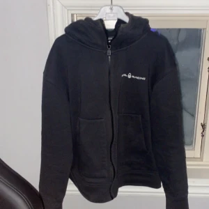 Sailracing - Hej säljer min sailracing Hoodie ljust för att jag inte använder den länge skick 9/10 