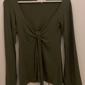 Söt blus - Jätte fin populär tröja med knytning fram från DesignBySi i modellen ”Maddy Blouse”! Säljer då den aldrig kommit till användning, tröjan är endast endast använd vid två tillfällen så i mycket gott skick! Ny pris 393kr mitt pris 250kr💕