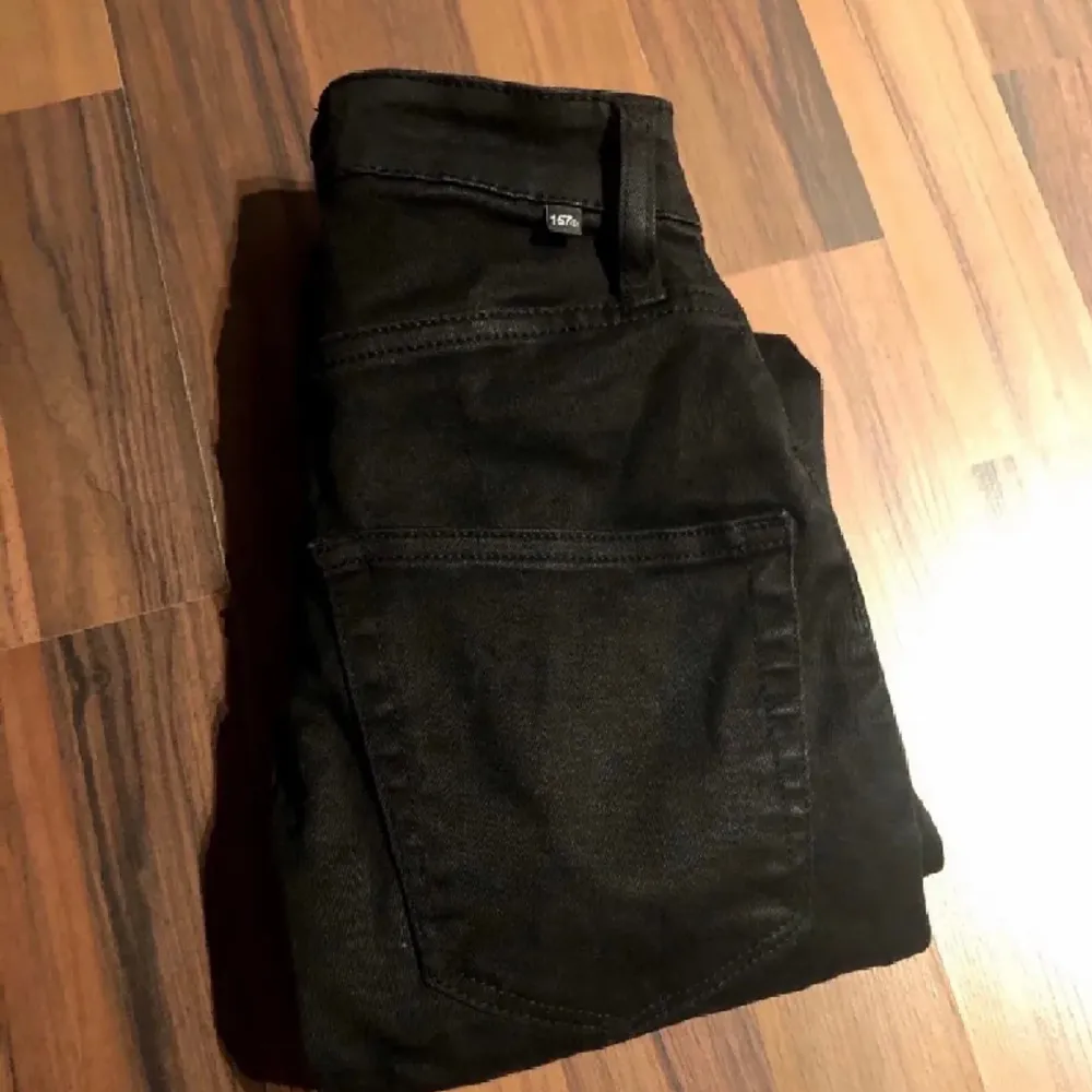 Svarta högmidjade jeans från lager157. Strl XXS. Bra skick.  Frakt på 69kr tillkommer. Jeans & Byxor.