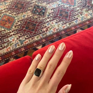 Handgjord silver ring  - INTRESSEKOLL!!! Jättefin handgjord ring i äkta silver från Assissi i Italien. Är en storlek xs eller en ring för lillfingret. Lägg prisförslag! Vill kolla lite intresse för den eftersom jag älskar denna ring!!