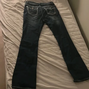  Jeans -  Low western jeans jag bara haft en två gånger så den är jättebra shape Och jag lägger lite press för jag bara haft på mig två gånger du som köper den kommer inte ångra dig Jag kan ge dig tillbaka pengar om du känner att det var inte bra deal