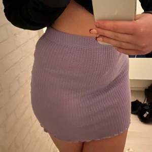 Kjol  - En ljuslila kjol med lite volanger nertill som är perfekt till sommaren🤩inga defekter alls💕