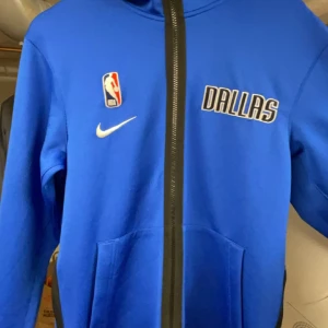 NBA Dallas Mavericks ThermaFit Jacket - Den är helt ny, använd en gång.  Det är inga problem med jackan