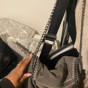 Väska - En superfin Stella McCartney liknande väska som jag haft i två månader, väskan är i superbra skick och väger inte så jättemycket vilket är jätte skönt!