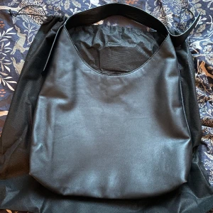 Wera tote bag - Tote i läder i fint skick, passar bra som skolväska eller annat, bara använd några få gånger. Pris kan diskuteras 💕