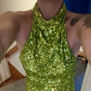 Paljettklänning - Fint skick! Endast använd en gång.  Storlek M. 