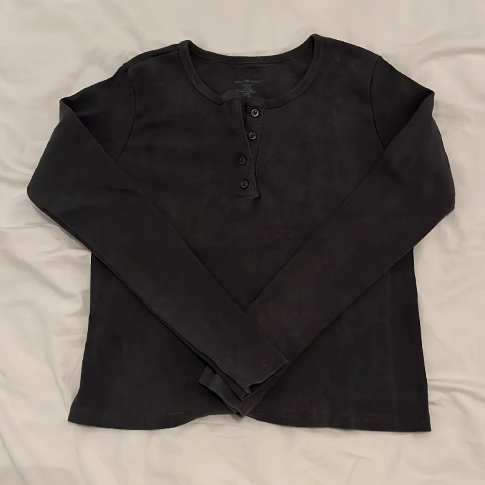 En långärmad mörkgrå tröja från Brandy Melville, aldrig använd och inga defekter 💘 . Toppar.