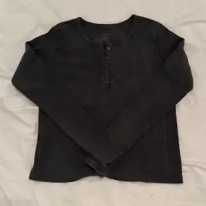 En långärmad mörkgrå tröja från Brandy Melville, aldrig använd och inga defekter 💘 