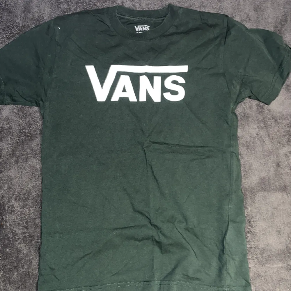 Grön vans tröja i bra skick, den är storlek S men är ganska smal i storleken, mer info privat:). T-shirts.