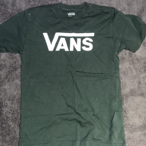 Vans T-shirt - Grön vans tröja i bra skick, den är storlek S men är ganska smal i storleken, mer info privat:)