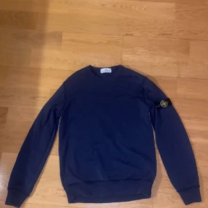 Stone island barnstorlek  - Säljer nu min Stone island sweatshirts strl 12-14 år,  då den är för liten. Den är i bra skick och inte använd så mycket. Möts i Stockholm 