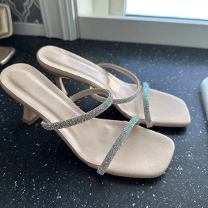 Klackskor med glitter - Snygga fest klackar, aldrig använda✨