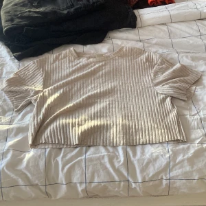 Beige T’shirt - Den här beiga tröjan är väldigt fin men är för stor för mig som är 10år gammal. Den är väldigt mjuk och skön att ha som myströja