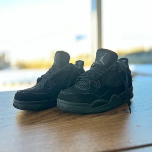 Jordan 4 black cat  - Jordan 4 black cat stl 37.5 sparsamt använda 