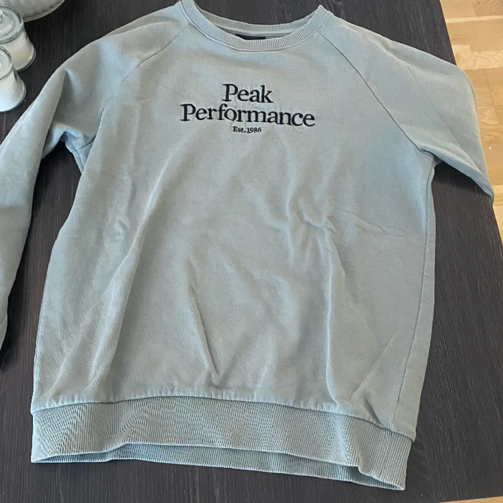 Hittade min gamla peak performance tröja som nu är för liten. Det är storlek 160 och är i fint skick. Priset kan diskuteras . Hoodies.