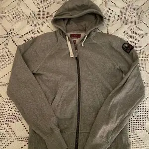 En tvär fet parajumper zip hoodie som är i bra skick. Hör av er om ni har frågor!