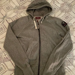 Parajumper zip hoodie - En tvär fet parajumper zip hoodie som är i bra skick. Hör av er om ni har frågor!