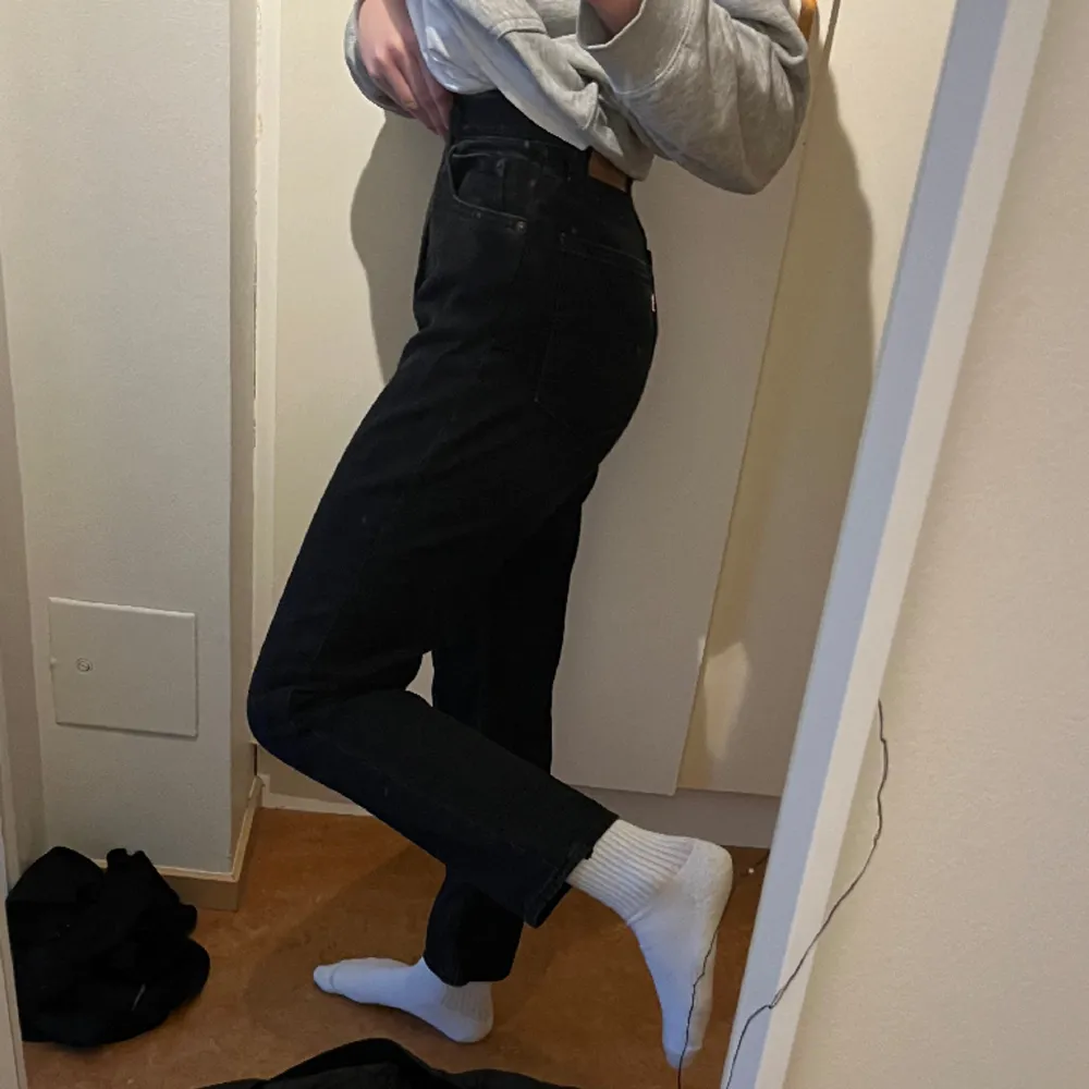 Svarta levi’s jeans höga Strl 28 (/30???) Jag på bilden är 170cm ☁️Tillkommer frakt☁️. Jeans & Byxor.