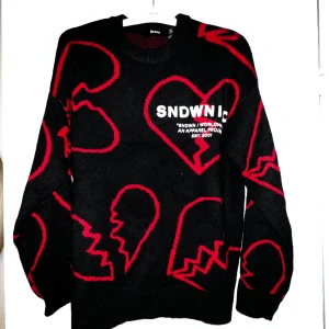 Stickad sweater - Sweater från Bershka, köptes i London men bara samlat damm ty frakt står på köparen🙏🏻 värr. Storlek S. 