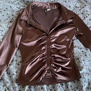 Blus/skjorta från hm - Säljer då den är för liten för mig. Skulle säga att den passar S