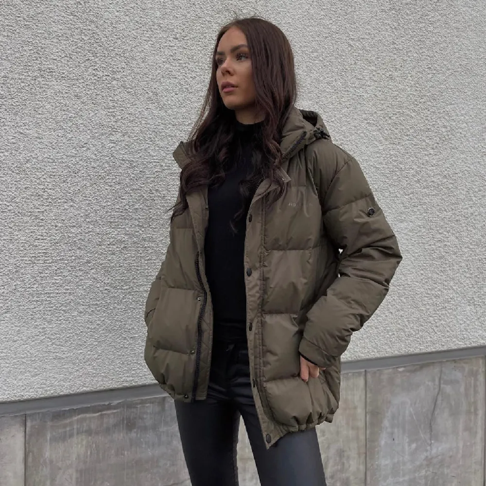 Olivgrön dunjacka från NorrskensJackets.com! Sparsamt använd i mycket fint skick. Storlek 36, upplever den normal i storlek. Säljer då jag har för mycket jackor. Ordinarie pris är 2400 kr på hemsidan. Pris kan diskuteras vid smidig affär💕. Jackor.