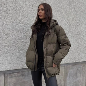 Dunjacka från Norrsken - Olivgrön dunjacka från NorrskensJackets.com! Sparsamt använd i mycket fint skick. Storlek 36, upplever den normal i storlek. Säljer då jag har för mycket jackor. Ordinarie pris är 2400 kr på hemsidan. Pris kan diskuteras vid smidig affär💕