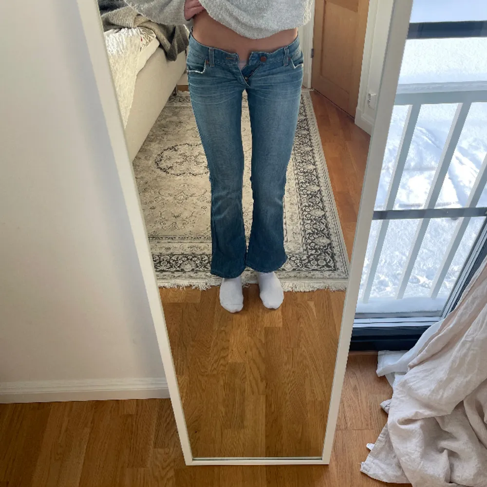Mellanblå lågmidjade jeans från Wrangler. Utsvängda ben. I nyskick. För små för mig som har l26-28 i jeans och är 174.  Midjemått: 38 tvärs över Innerbenslängd: 78. Jeans & Byxor.