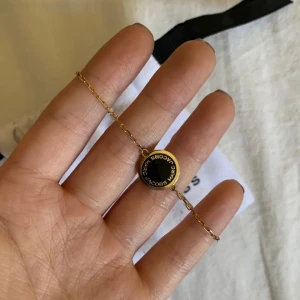 Marc Jacobs armband - Är silver i guldplätering, nyskick. Kostar runt 600-800kr nypris❤️ säljer för att jag behöver pengar så det låga priset gäller endast idag!💕 använd gärna köp nu