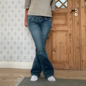 Vintage jeans - Lågmidjade jeans från Amethyst med sjukt snygga fickor🙌🏼 har ett hål, därav priset