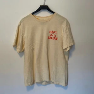 Gallery Department T Shirt, Sz Medium - En grymt snygg lätt använd oversized t shirt från gallery department. Är oversized så pasar dig som är S/M  I nyskick från ett djur och rökfritt hem.  Hej, Jag heter Mike o jag säljer ut hela min garderob eftersom jag ska resa utomlands.