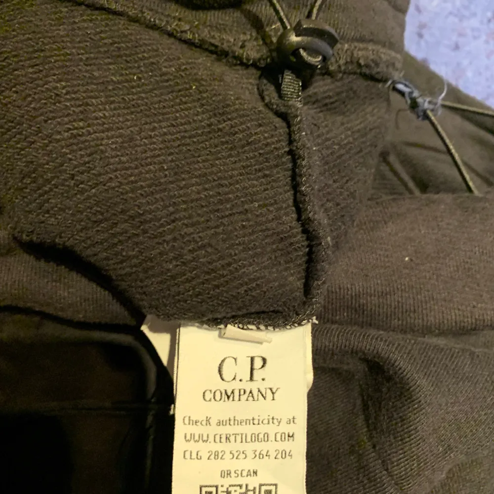 Cp company tröja/sweater i jättebra skick. Scan finns  Sällsynt design med två fickor med dragkedjor på tröjan Storlek S men passar även M. Tröjor & Koftor.