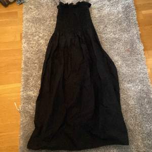 Jag säljer denna jättefina svarta maxikjolen från H&M i storlek XS för den är lite förstor på mig🩷 Den är ca 95 cm på längden och har aldrig använt🫶🏼(pris går att diskutera)