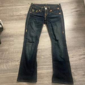 Lågmidjade bootcut trueys🤍storlek 26🤍skriv gärna för frågor🤍Priset går att diskuteras🤍midjan rakt över är 37cm och innerbenslängden är 71cm🤍De är 22 cm breda längst ner rakt över🤍Skulle säga att de skulle passa någon som är 154-164 cm ungefär