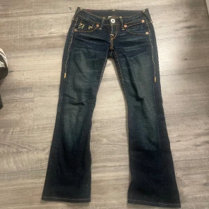 Trueys - Lågmidjade bootcut trueys🤍storlek 26🤍skriv gärna för frågor🤍Priset går att diskuteras🤍midjan rakt över är 37cm och innerbenslängden är 71cm🤍De är 22 cm breda längst ner rakt över🤍Skulle säga att de skulle passa någon som är 154-164 cm ungefär