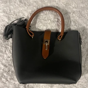 Grön väska - En grön handväska som bara ligger och samlar damm hos mig, skriv vid intresse :)