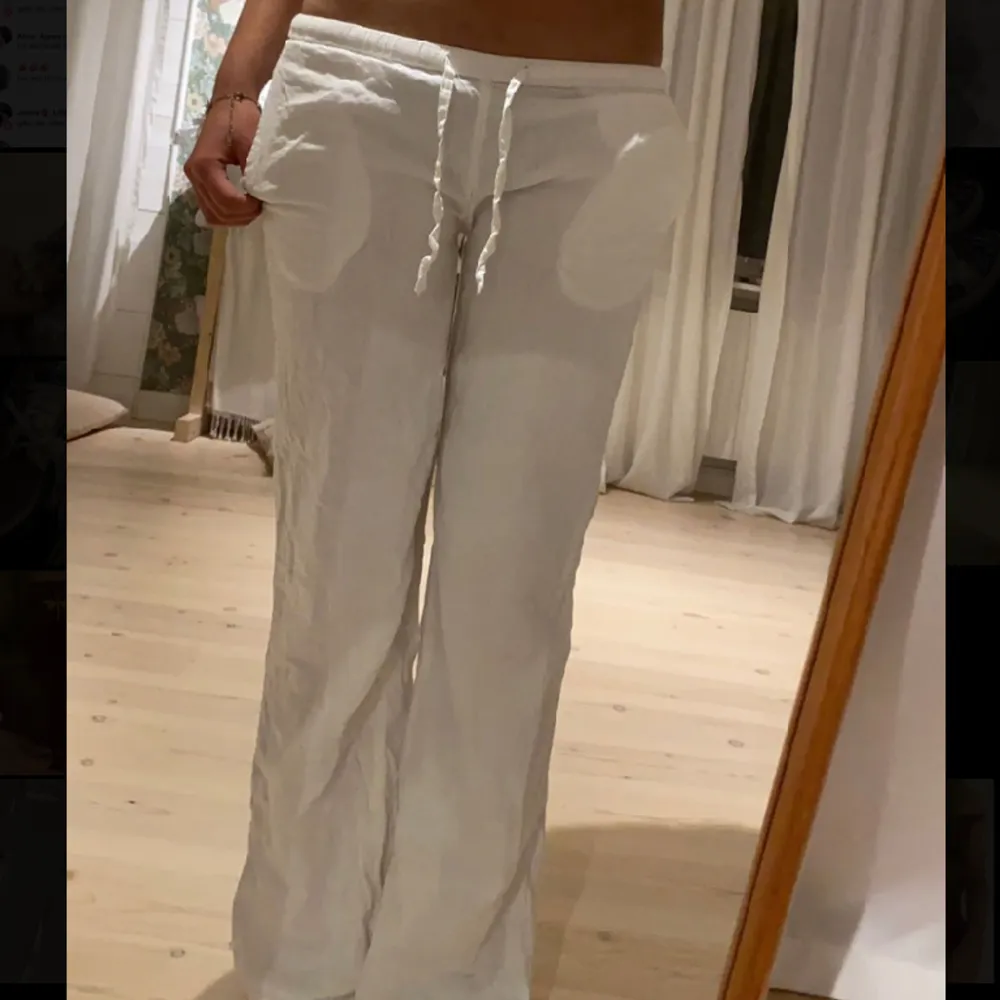 Säljer dessa vita low waist linnebyxorna. Har sytt dem low waist själv, är på gränsen för korta för mig som är 170 lång men funkar. Jeans & Byxor.