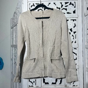 Beige kofta - Beige söt kofta med dragkedja!